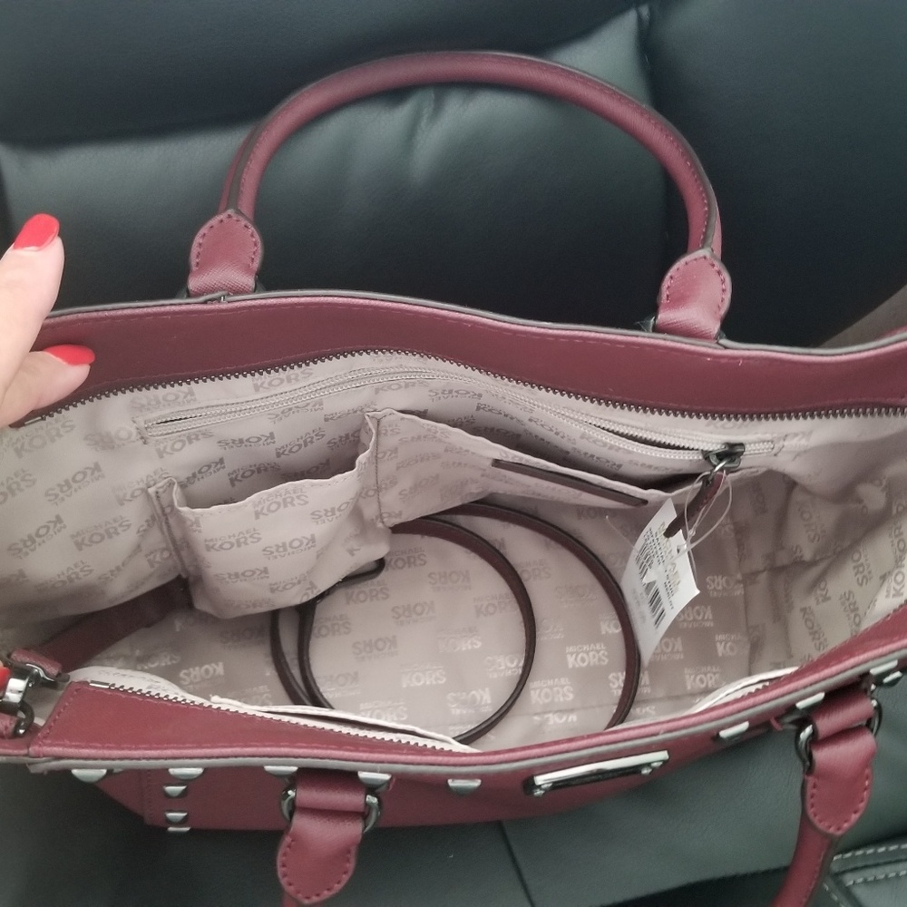 Micheak kors wine colored pusre